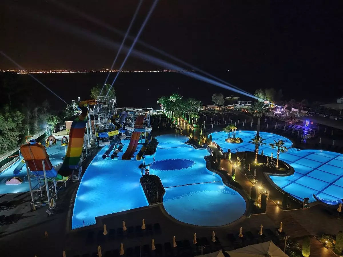 نمای شب هتل لیبرتی گلف